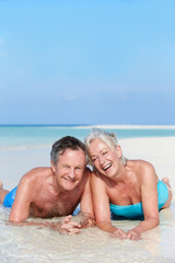 Obraz premium Senior Couple Enjoying Beach Holiday