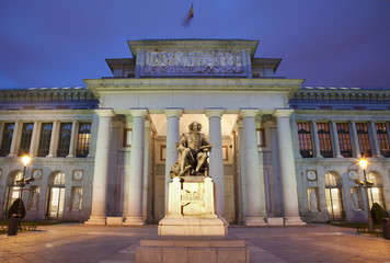 Fototapeta premium Madryt - Museo Nacional del Prado w porannym zmierzchu