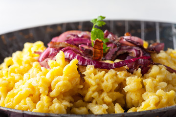 Bayerische Kässpaetzle in einer Pfanne