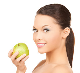 Obraz na płótnie Canvas uśmiechnięta kobieta z jabłkiem