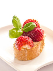 Frische Erdbeeren auf einer Scheibe Baquette.