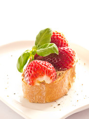 Frische Erdbeeren auf einer Scheibe Baquette.