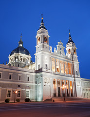 Fototapeta na wymiar Madryt - Santa Maria la Real de la Almudena, katedra