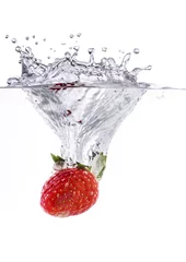 Papier Peint photo autocollant Éclaboussures deau éclaboussure de fraise dans l& 39 eau
