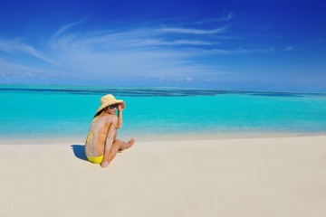 Fototapeta na wymiar piękna kobieta, relaks na tropikalnej plaży