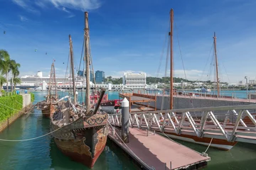 Crédence de cuisine en verre imprimé Singapour Old fashion boat on foreground and large tourist cruiser on back