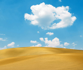Fototapeta na wymiar Wydmy i jasne błękitne niebo