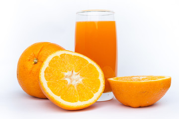 Fototapeta na wymiar Sok pomarańczowy i plastry pomarańczy na białym tle