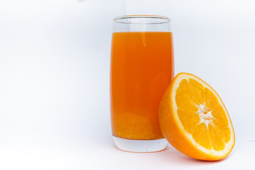 Naklejka na ściany i meble szkła z soku pomarańczowego i pomarańczowy na białym tle