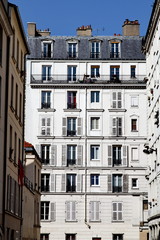 Fototapeta premium Rue de Paris. Ciel bleu.