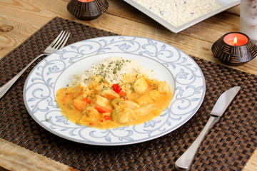 Asiatisches Hühnerfleisch mit Reis