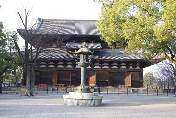 東寺金堂と燈篭
