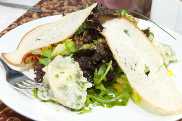 Салат из свежих овощей, зелени и козьего сыра