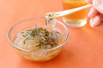 ところてんを食べる