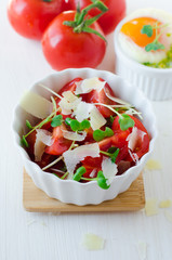 Salad of tomatoes , cheese and watercress