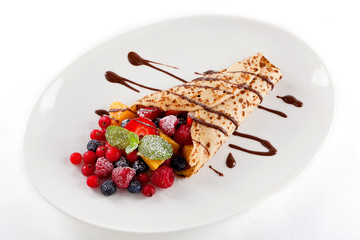 Frische hausgemachte Pfannkuchen mit schokoladensoße gefüllt m