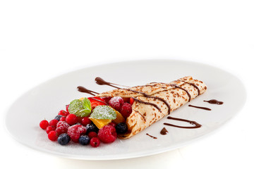 Frische hausgemachte Pfannkuchen mit schokoladensoße gefüllt m