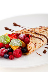 Frische hausgemachte Pfannkuchen mit schokoladensoße gefüllt m