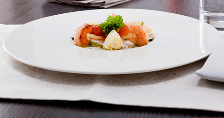 frische gebratene Garnelen mit Kartoffelpürree und grüner Krä