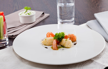 frische gebratene Garnelen mit Kartoffelpürree und grüner Krä