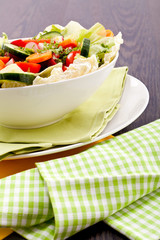 Bunter gemischter Salat mit gemischtem Gemüse in einer weißen