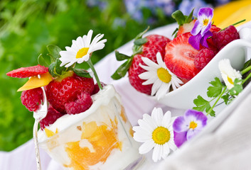 Sommerlicher Genuss: Früchtequark mit Beeren und Blüten