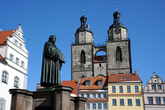 Luther vor der Stadtkirche Wittenberg