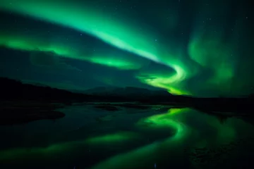 Deurstickers Noorderlicht Noorderlicht boven lagune in IJsland