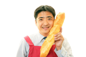 パンを持ち微笑む男性