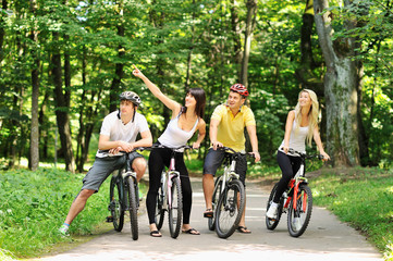 Obraz premium Group of people on a bicycles in a countryside