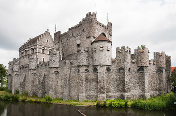 Fototapeta na wymiar Wzmocniony Gravensteen Castle w mieście Ghent, Belgia