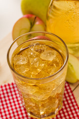 Apfelschorle im Glas mit Eiswürfeln