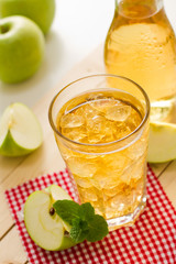 Apfelschorle im Glas mit Eiswürfeln