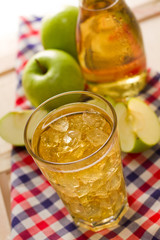 Apfelschorle im Glas mit Eiswürfeln
