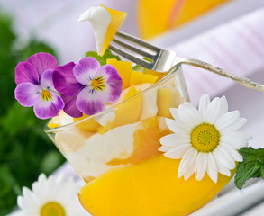 Sommer-Genuss: Mango mit Joghurt, garniert mit Blüten