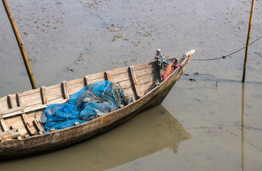 Fototapeta na wymiar zniszczyć drewnianą łód¼ zatonęła na plaży