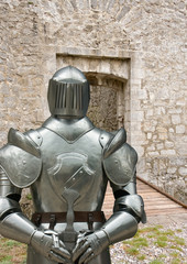 armure devant pont-levis de château-fort