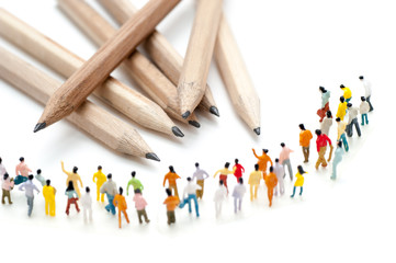 鉛筆と大勢の人間