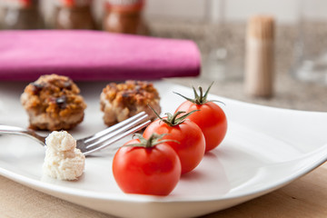 Tomaten mit Buletten als Zwischenmahlzeit