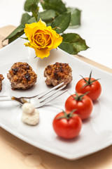 Fototapeta na wymiar Tomaten mit Buletten als Zwischenmahlzeit