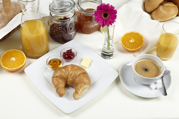 Frühstückstisch mit Croissant und Marmelade