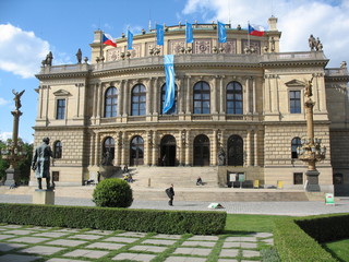 Fototapeta na wymiar Opera Narodowa w Pradze