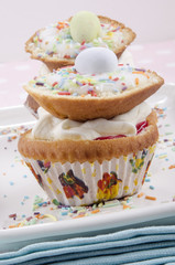 cupcake mit farbigen Streusel und Osterei