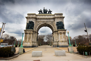 Fototapeta na wymiar Historic Beaux-Arts arch. w Grand Army Plaza Brooklynie
