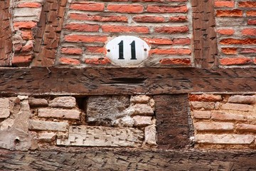 Numéro 11 sur façade ancienne