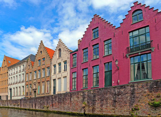 Fototapeta na wymiar Tradycyjne domy w pobliżu flamandzkiego kanału w bruge, Belgia