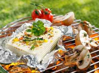 Schilderijen op glas Halloumi or feta cheese on a barbecue © exclusive-design