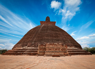 Fototapeta na wymiar Jetavaranama Dagoba (filary). Anuradhapura, Sri Lanka