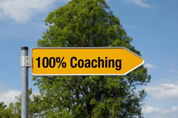 Fototapeta premium Gelber Pfeil mit Baum 100% COACHING