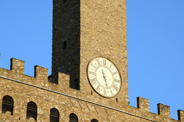 Fototapeta na wymiar Oglądaj Palazzo Vecchio we Florencji